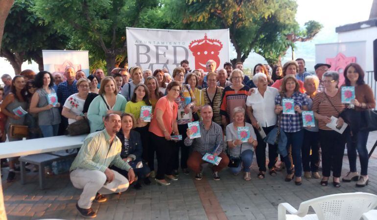 Foto de familia con representantes del ayuntamiento y de las asociaciones y colectivos