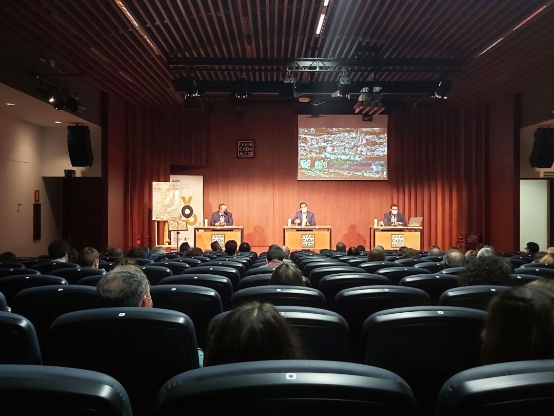 Imatge general del saló d'actes de l'IVAM CADA Alcoi durant la presentació de la revista
