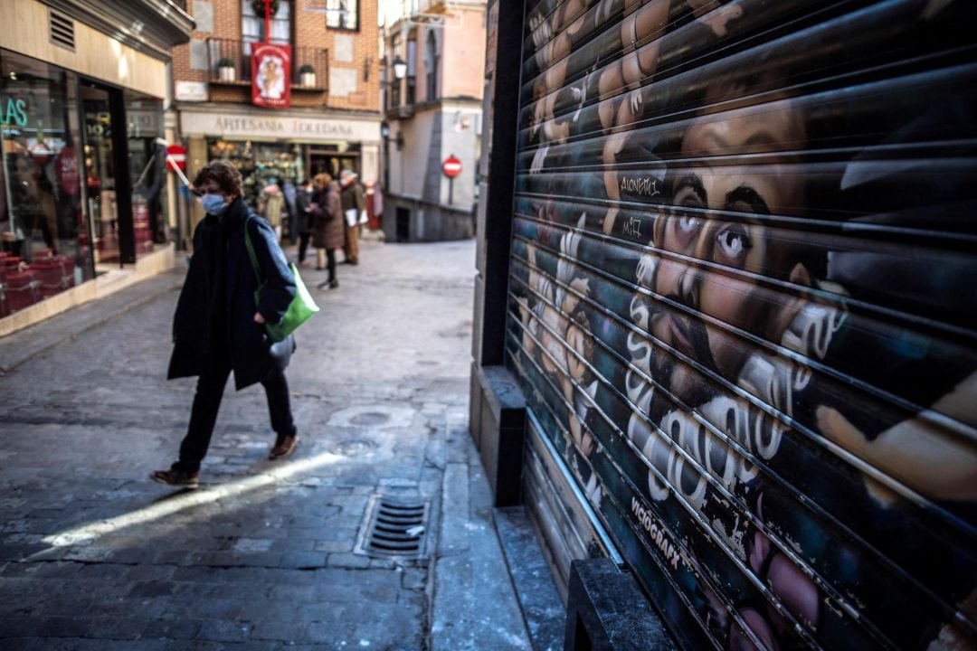 Comercio cerrado en una calle de Toledo.