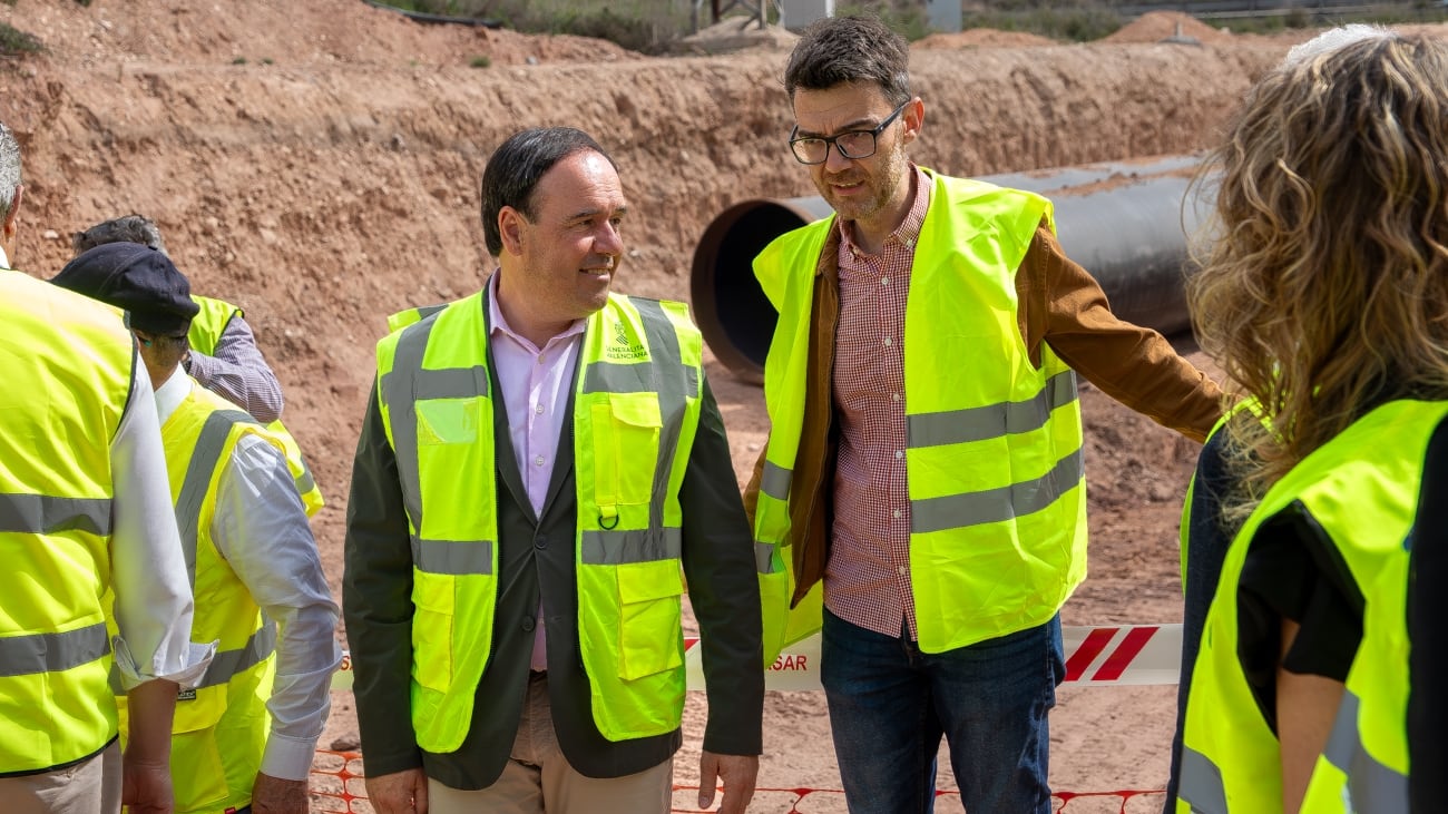 El presidente de la Generalitat Valenciana, Juanfran Pérez Llorca; junto al alcalde de Novelda, Fran Martínez; durante una visita a las obras