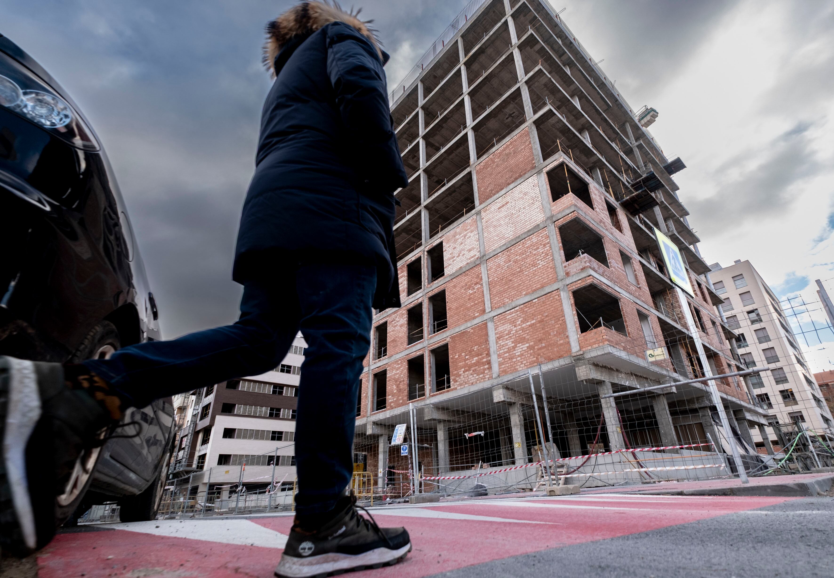 LOGROÑO, 10/01/2026.-La Policía Nacional investiga la muerte de dos jóvenes cuyos cuerpos, sin signos de violencia, han sido encontrados este sábado en la zona donde se construye un edificio en Logroño. Se trata de un joven de 20 años y una adolescente de 13, ha detallado este sábado la Jefatura Superior de Policía de La Rioja, en una nota, en la que añade que se ha iniciado la investigación sobre lo ocurrido, "si bien todo apunta a que se precipitaron de forma voluntaria". EFE/ Fernando Diaz