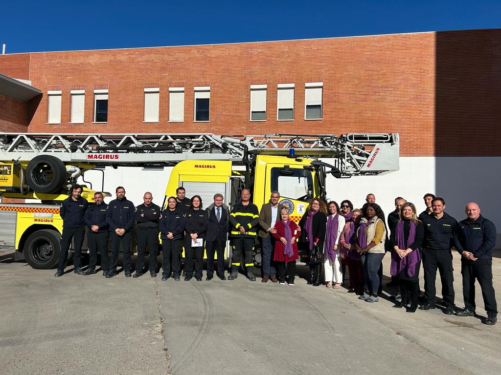 El vehículo autoescala del Parque de Bomberos con el logotipo del Consejo Local de la Mujer
