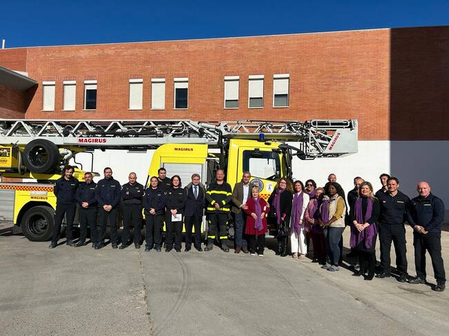 El vehículo autoescala del Parque de Bomberos con el logotipo del Consejo Local de la Mujer