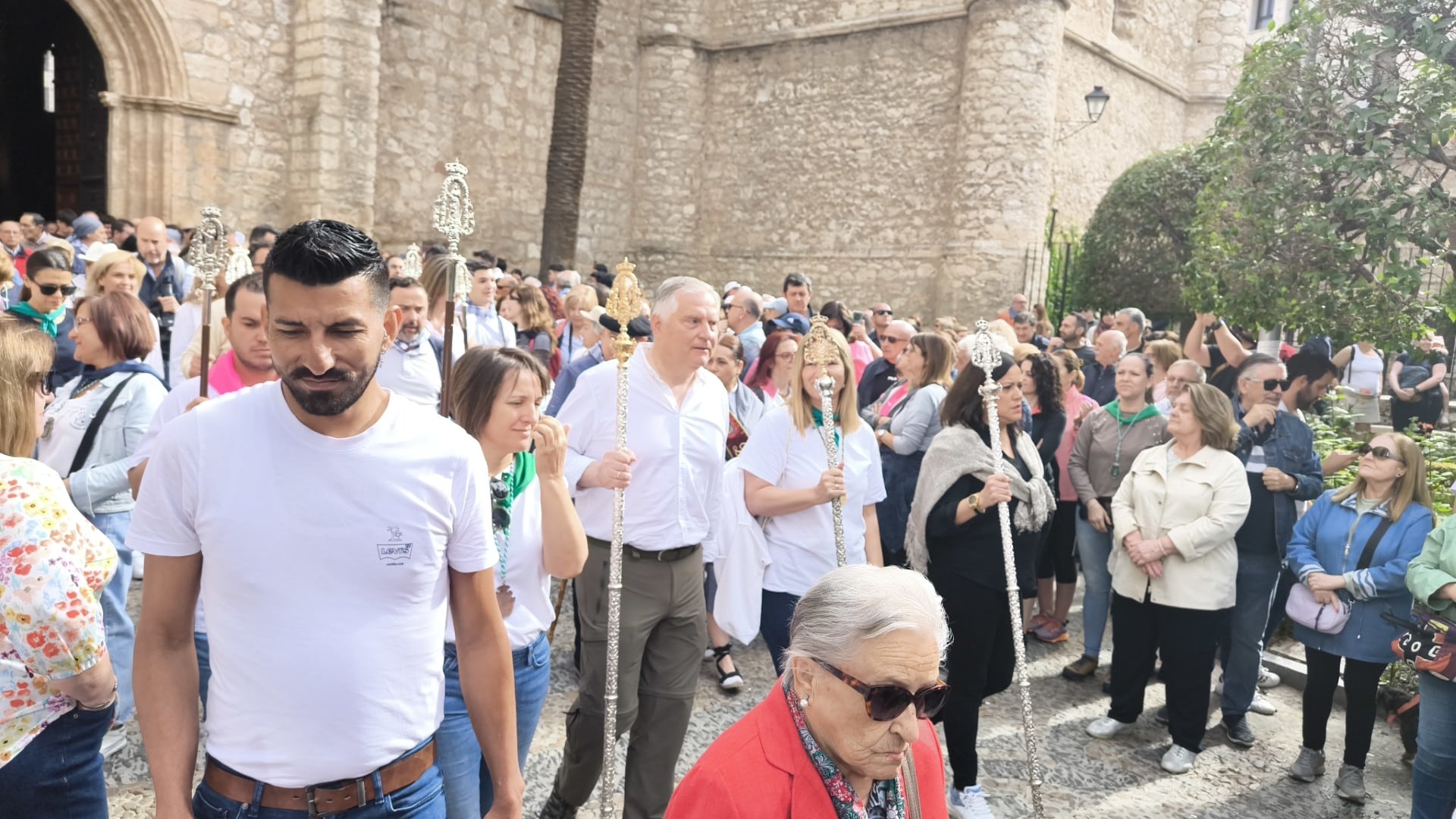 Francisco Cañizares, alcalde de Ciudad Real, junto al resto de la comitiva saliendo de San Pedro