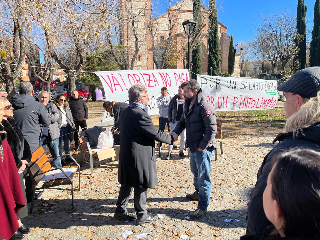 El alcalde de Pinto, Salomón Aguado (i), visitó a los trabajadores concentrados en el Parque de El Egido.