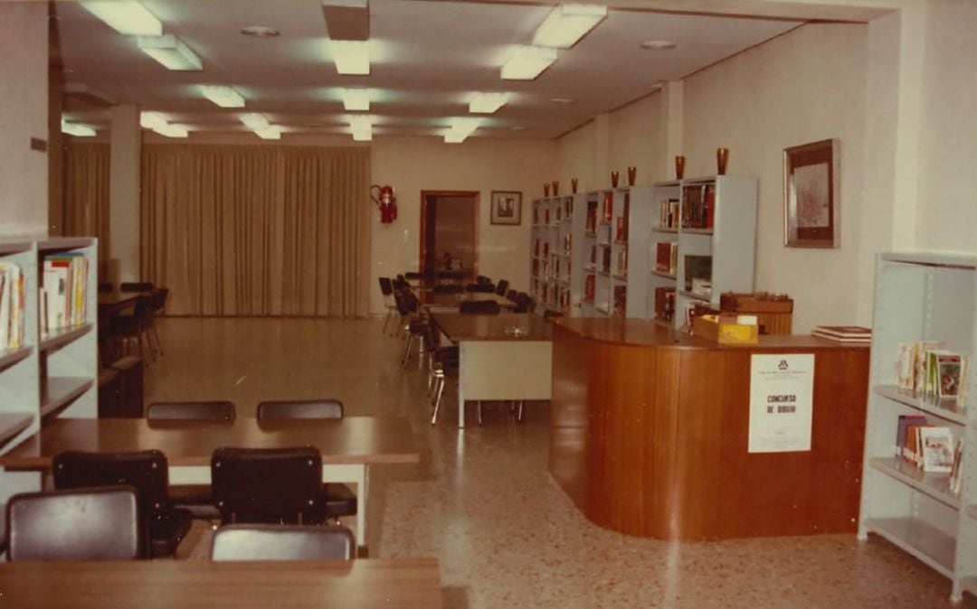 Imatge de la primera biblioteca de L&#039;Olleria en 1971