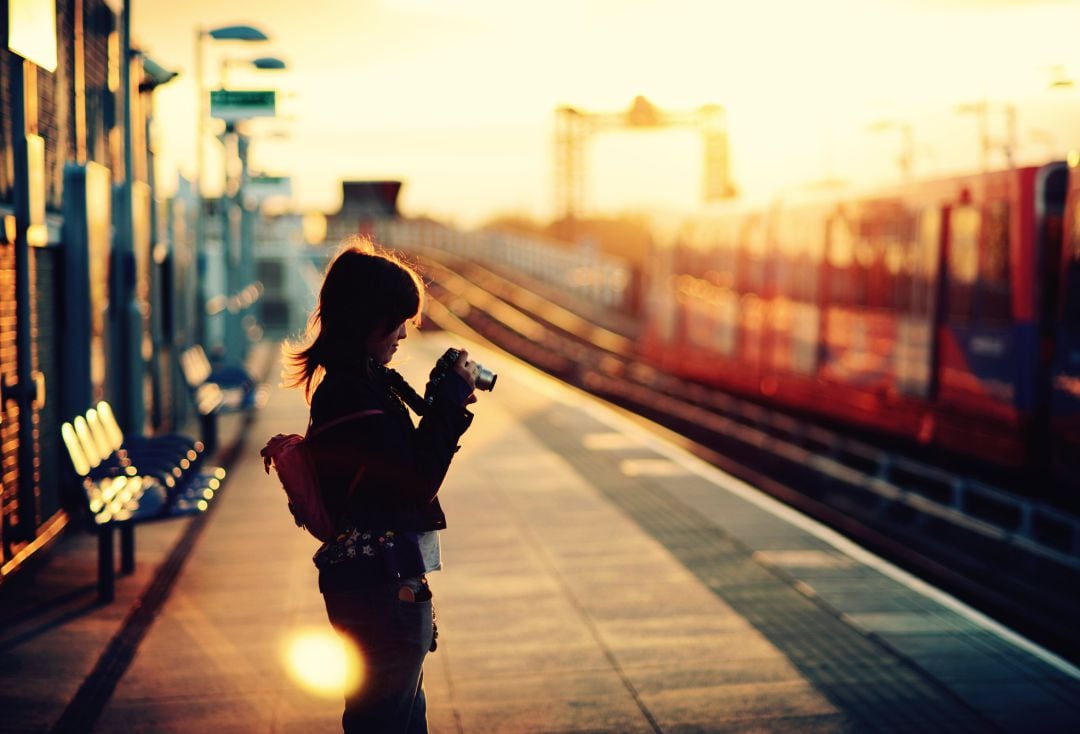 Una mujer sacando una fotografía.