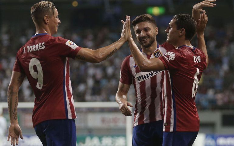 Koke es felicitado tras anotar un gol olímpico en el partido ante el Sagan Tosu.