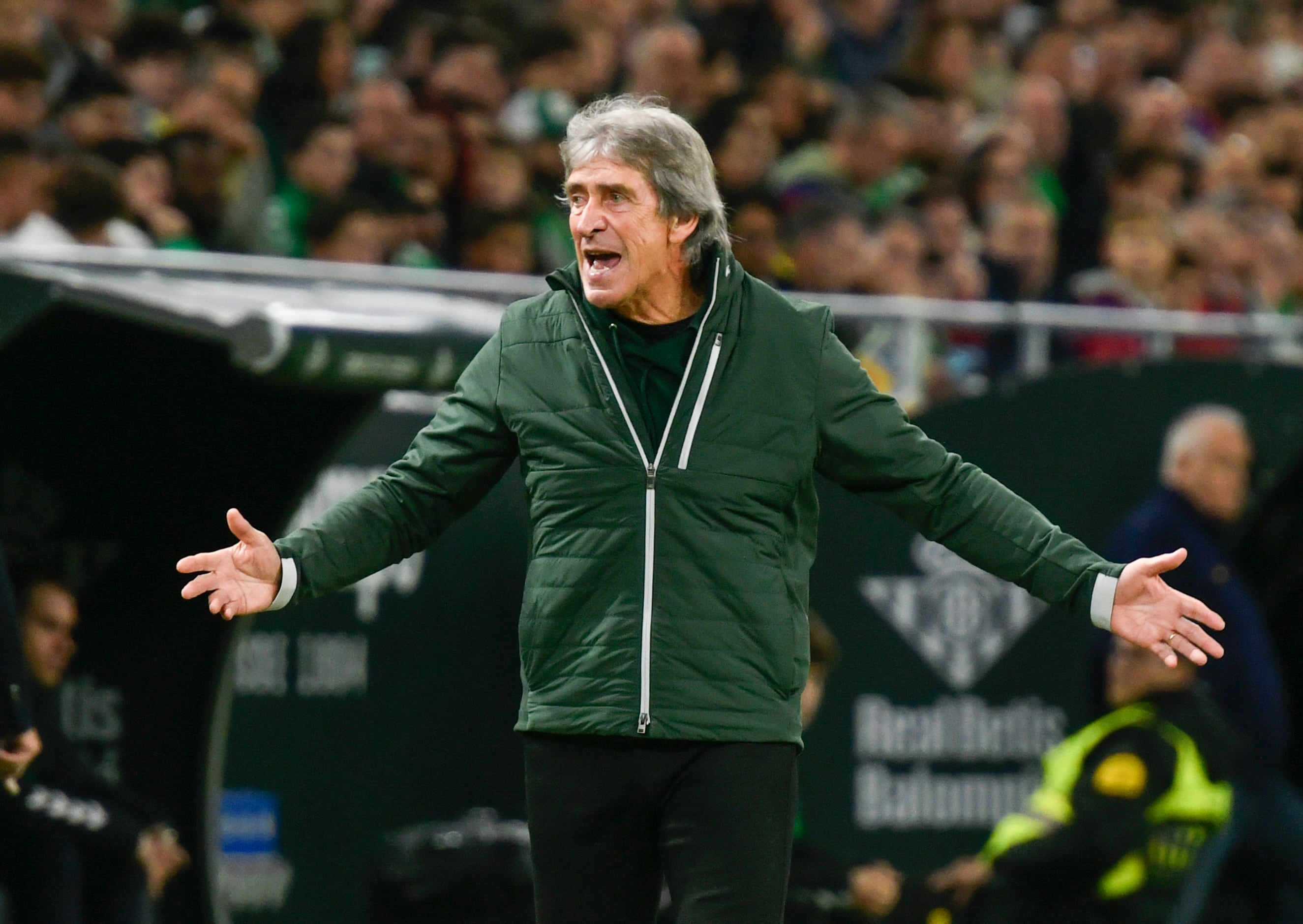 SEVILLA, 06/12/2025.- El entrenador del Betis Manuel Pellegrini, durante el partido de LaLiga EA Sports que Real Betis y FC Barcelona disputan este sábado en el estadio de La Cartuja, en Sevilla. EFE/ Raúl Caro