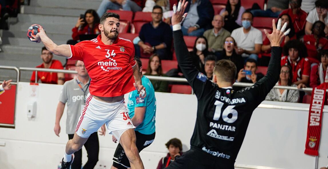 LISBON, PORTUGAL - 2022/04/26: Jose Luciano Costa da Silva from SL Benfica (L) and Aljaz Panjtar from RK Gorenje Velenje (R) seen in action during the EHF European League Quarter-finals Handball match between SL Benfica and RK Gorenje Velenje at Pavilhao Luz n2.Final score; SL Benfica 36:29 RK Gorenje Velenje. (Photo by Bruno de Carvalho/SOPA Images/LightRocket via Getty Images)