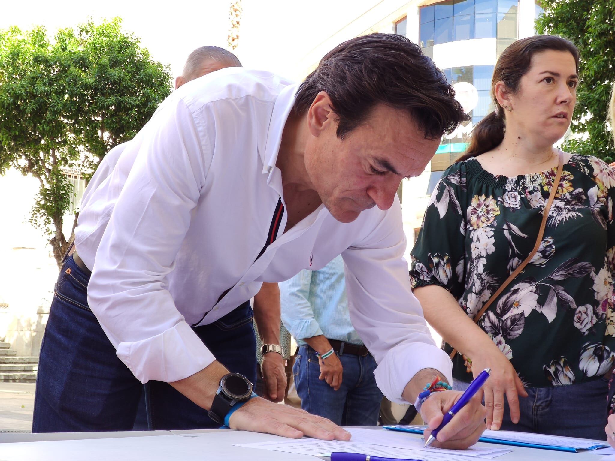 El candidato del PP en Jaén capital, Agustín González, firmando para la implantación del AVE en la provincia