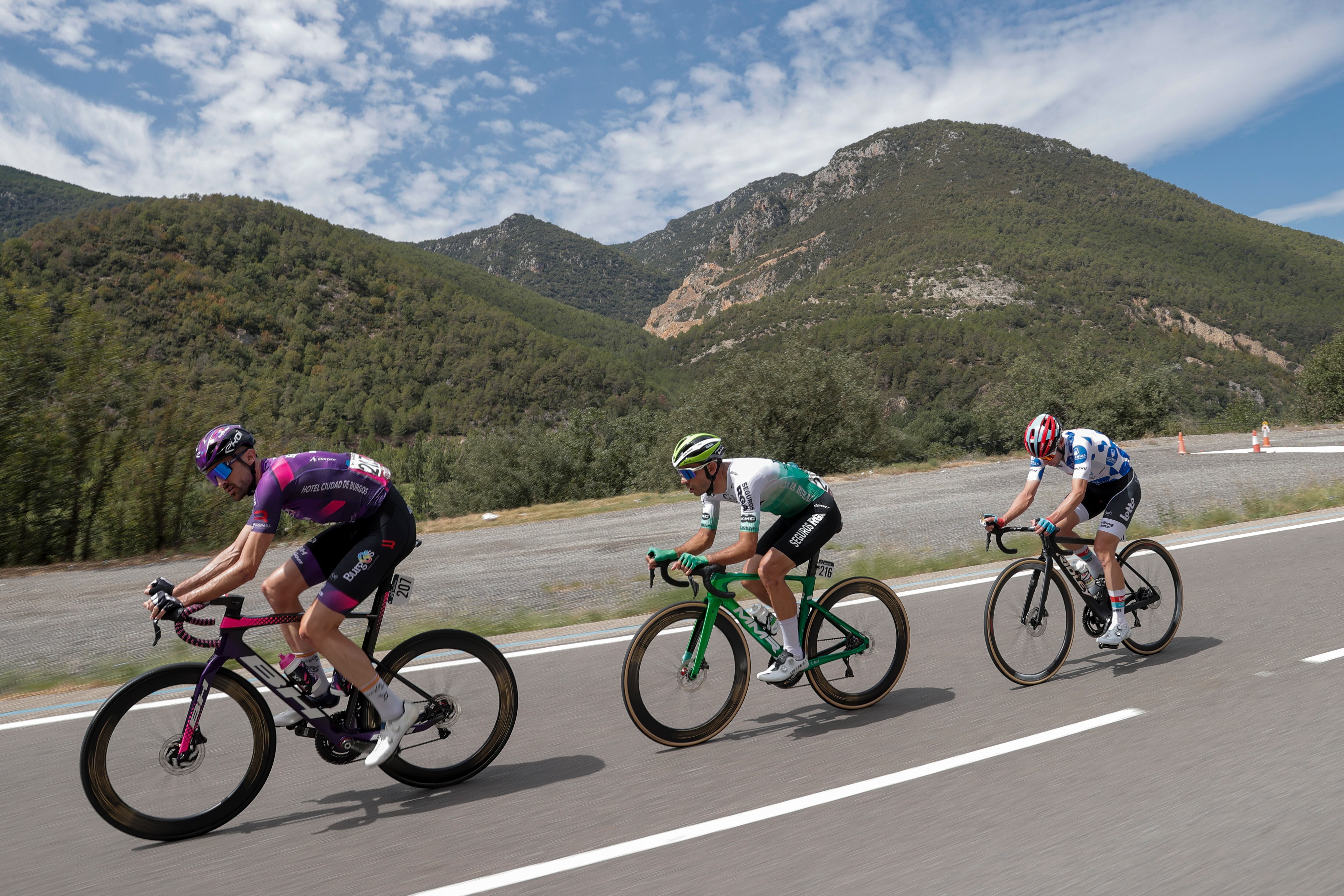 ANDORRA LA VELLA, 29/08/2023.- Tres escapados durante la cuarta etapa de La Vuelta disputada entre Andorra la Vella y Tarragona, de 185km km de recorrido. Evenepoel logró la victoria en la etapa de ayer, convirtiéndose en nuevo líder de la general, tras la cual sufrió una aparatosa caída. EFE/ Manuel Bruque
