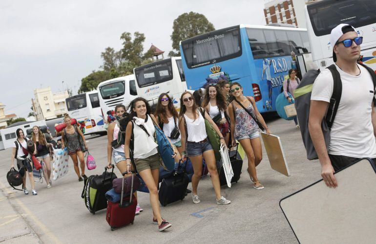 GRA330. BURRIANA (CASTELLÓN), 28/07/2015.- Diversa jóvenes a su llegada de al Arenal Sound, el festival veraniego de música más multitudinario de España que desde hoy y hasta el próximo 2 de agosto se celebrará en la playa del Arenal de Burriana. EFE/ Dom