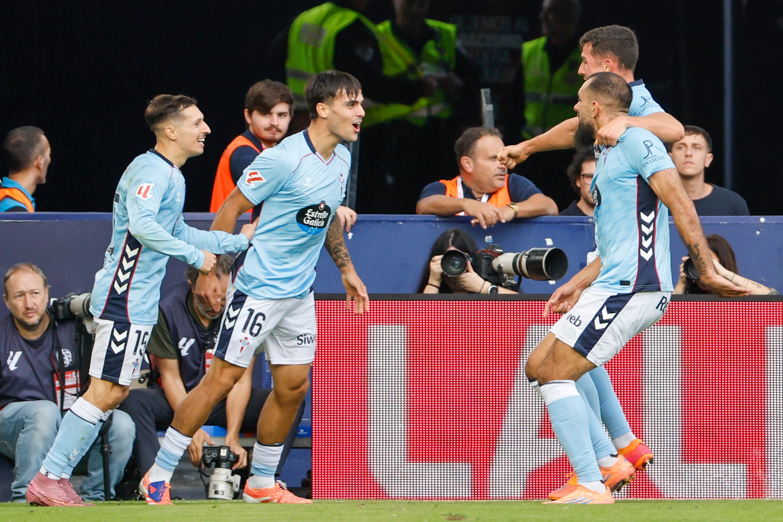 VALENCIA, 02/11/2025.- Los jugadores del Celta celebran su segundo gol durante el partido ante el Levante correspondiente a la undécima jornada de LaLiga EA Sports disputado este domingo en el Ciutat de València. EFE/ Ana Escobar