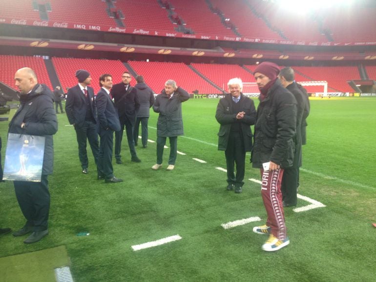 Los jugadores y el cuadro ténico del Athletic reconocen el campo de San Mamés el día anterior al choque de Europa League