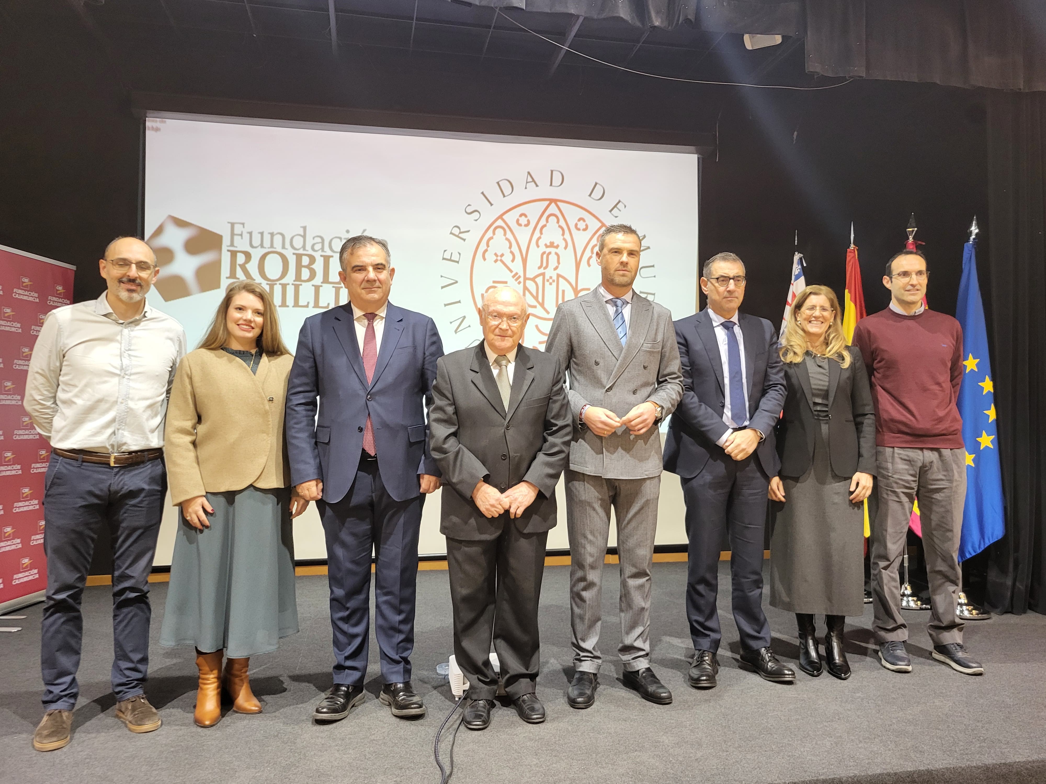 El consejero de Medio Ambiente, Universidades, Investigación y Mar Menor, Juan María Vázquez, junto al rector de la Universidad de Murcia, José Luján; el alcalde de Caravaca de la Cruz, José Francisco García, y los galardonados con los Premios a la Investigación que conceden la Fundación Robles Chillida y la Universidad de Murcia.