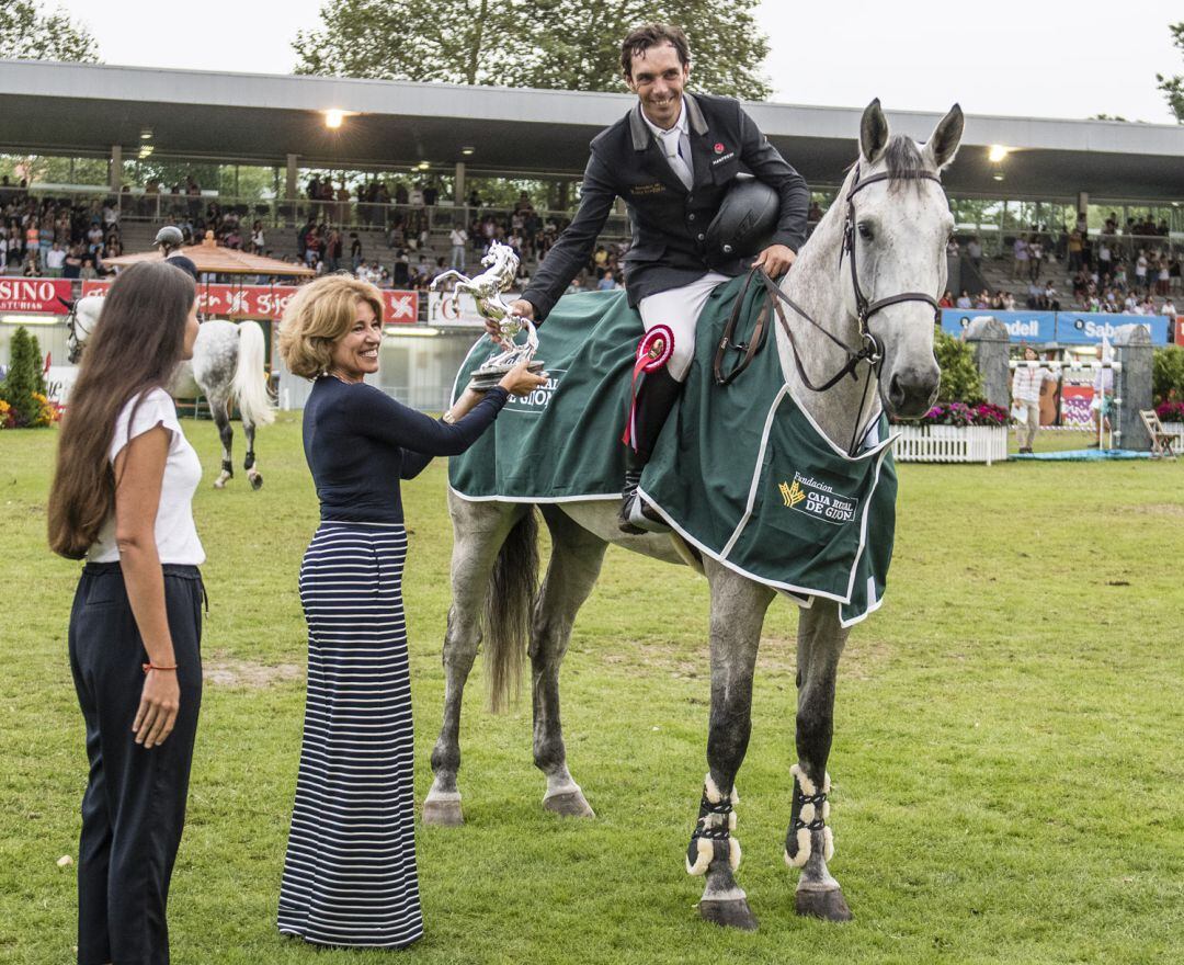 Álvarez Aznar recoge su trofeo.