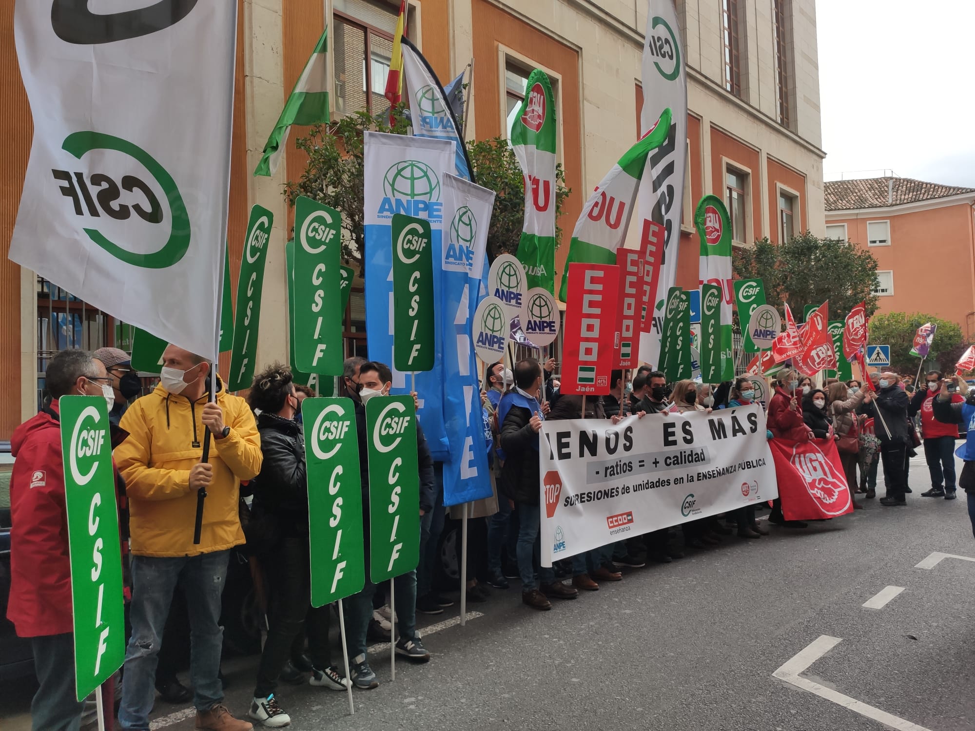 Concentración de sindicatos a las puertas de la delegación territorial de educación y deporte de la Junta de Andalucía en Jaén