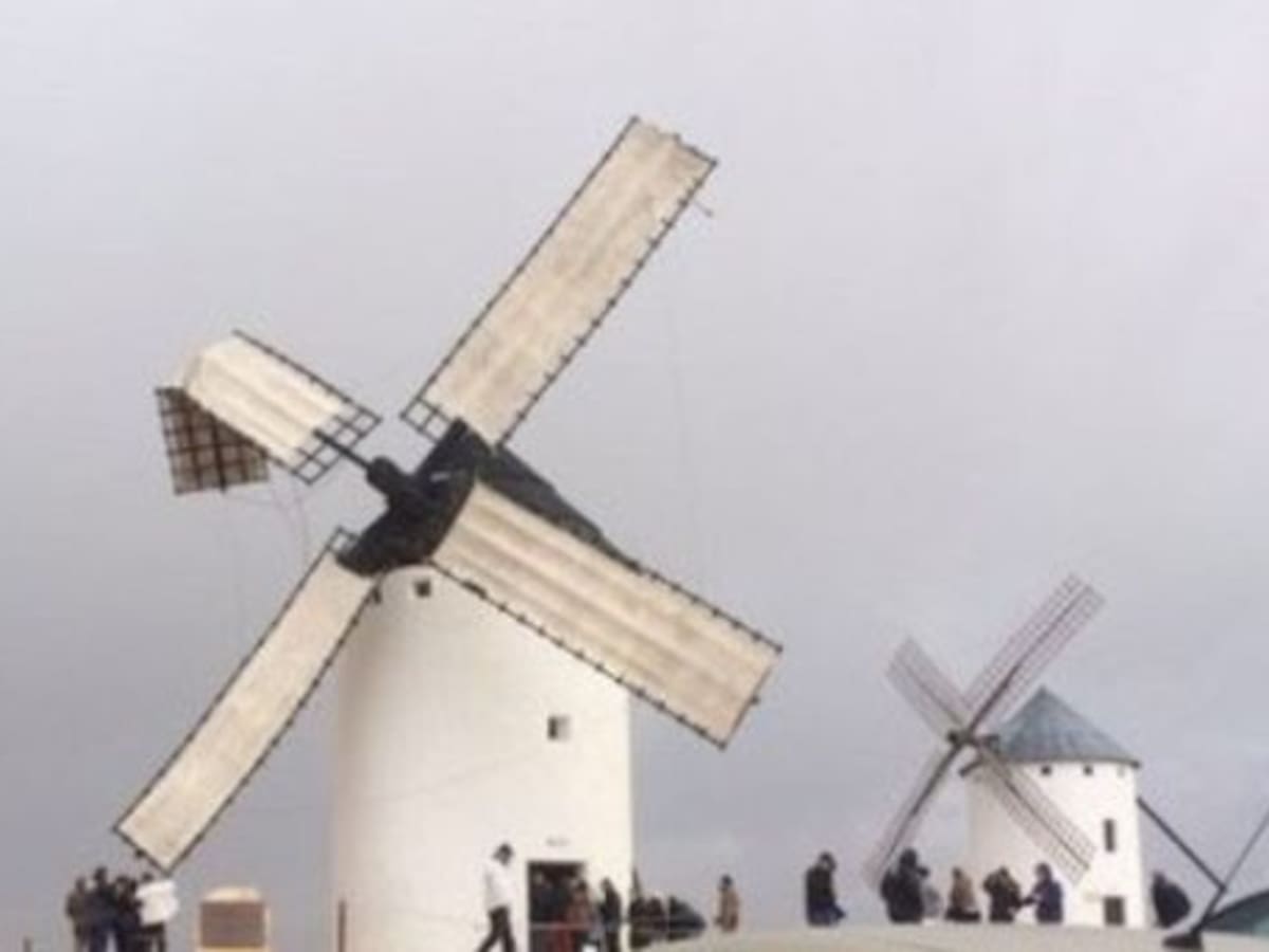 El fuerte viento provoca la rotura del aspa de uno de los molinos de Criptana