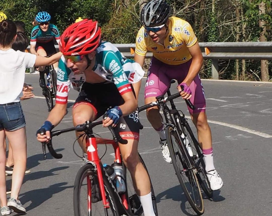 Alejandro Franco durante una de las ascensiones de la Bizkaiko Itzulia con el maillot del Gastronomia Baska-Artepref Team.