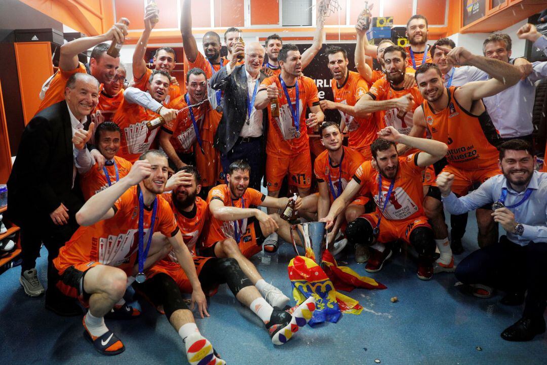 Los jugadores del Valencia Basket celebran en el vestuario la consecución de la Eurocop en el pabellón de la Fuente de San Luis y alzarse por cuarta vez con el segundo torneo continental de clubes.