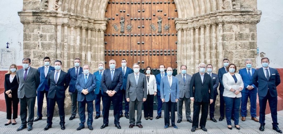 Integrantes de la nueva junta de gobierno de la Hermandad de La Hiniesta