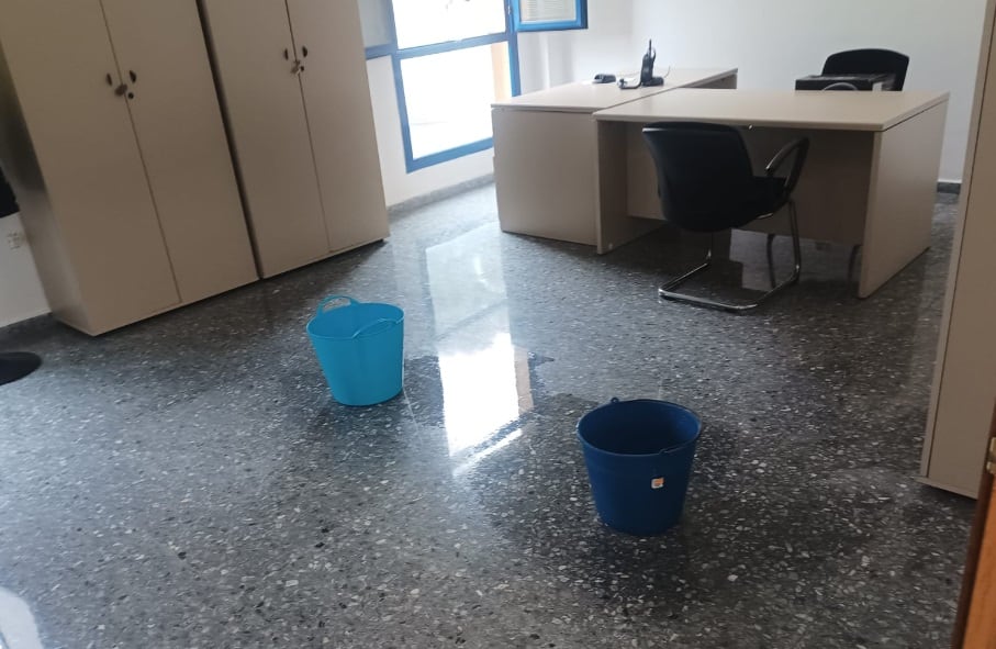 Cubos de agua por las filtraciones de la lluvia en la jefatura norte de la policía local (Sip-An).