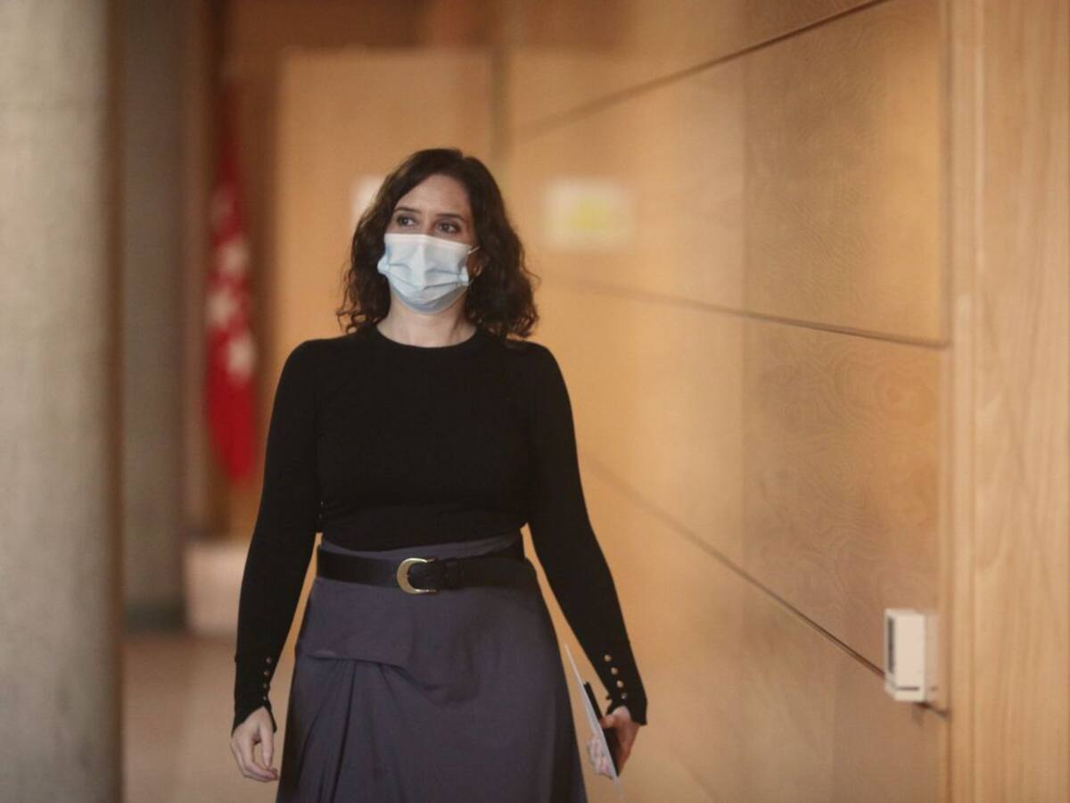 Ayuso, en cuarentena domiciliaria por el positivo de uno de sus colaboradores