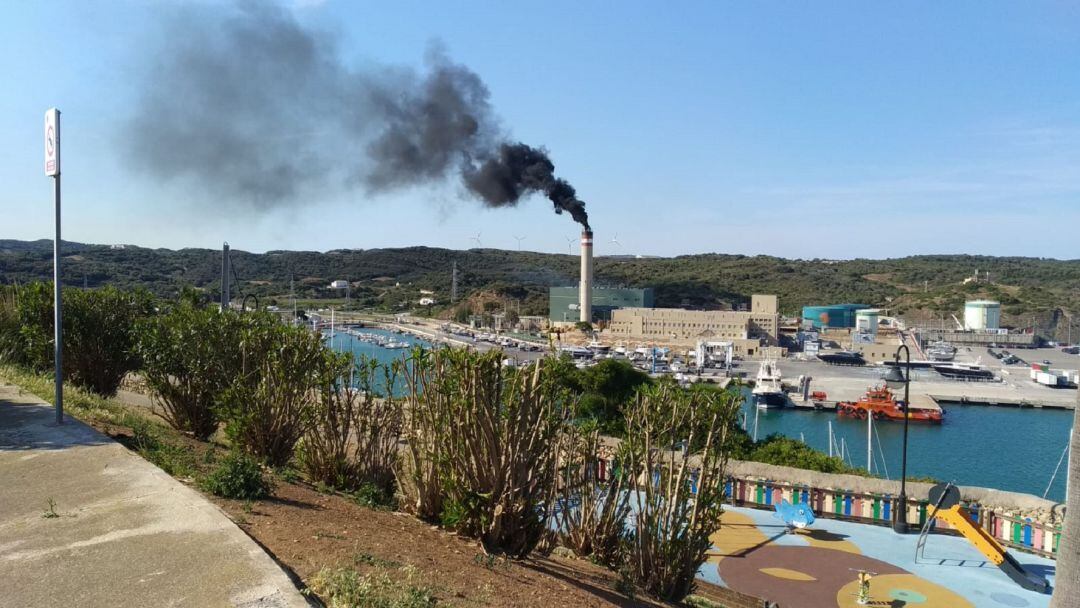 Humo negro en la central térmica de Maó