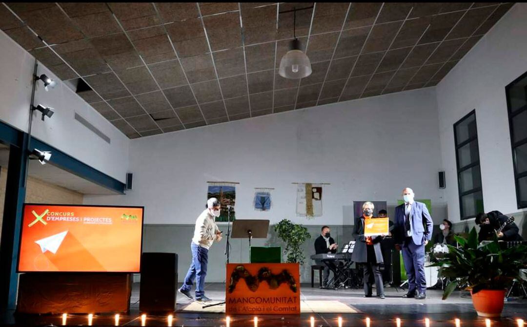 Un instant de l'entrega del premi a Paqui Javaloyes per part del president de la Mancomunitat Blas Calbo