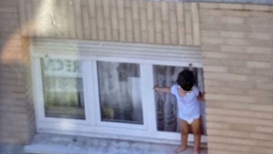 Momento en el que el niño de dos años camina por fuera de la ventana de la vivienda.