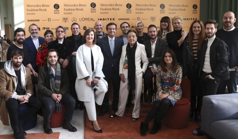 La nueva directora de Mercedes-Benz Fashion Week Madrid, Charo Izquierdo, acompañada por su antecesora en el cargo, Cuca Solana, y varios diseñadores, durante la presentación de la 65 edición de la pasarela madrileña, que se celebrará entre el 17 y el 21 