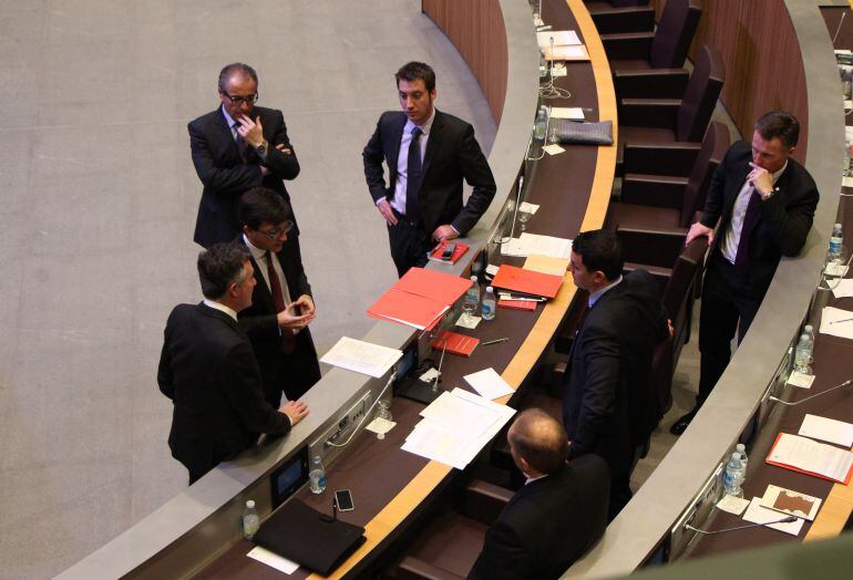 Consellers liberals amb el Síndic General i el ministre de Finances durant una aturada de la sessió de Consell