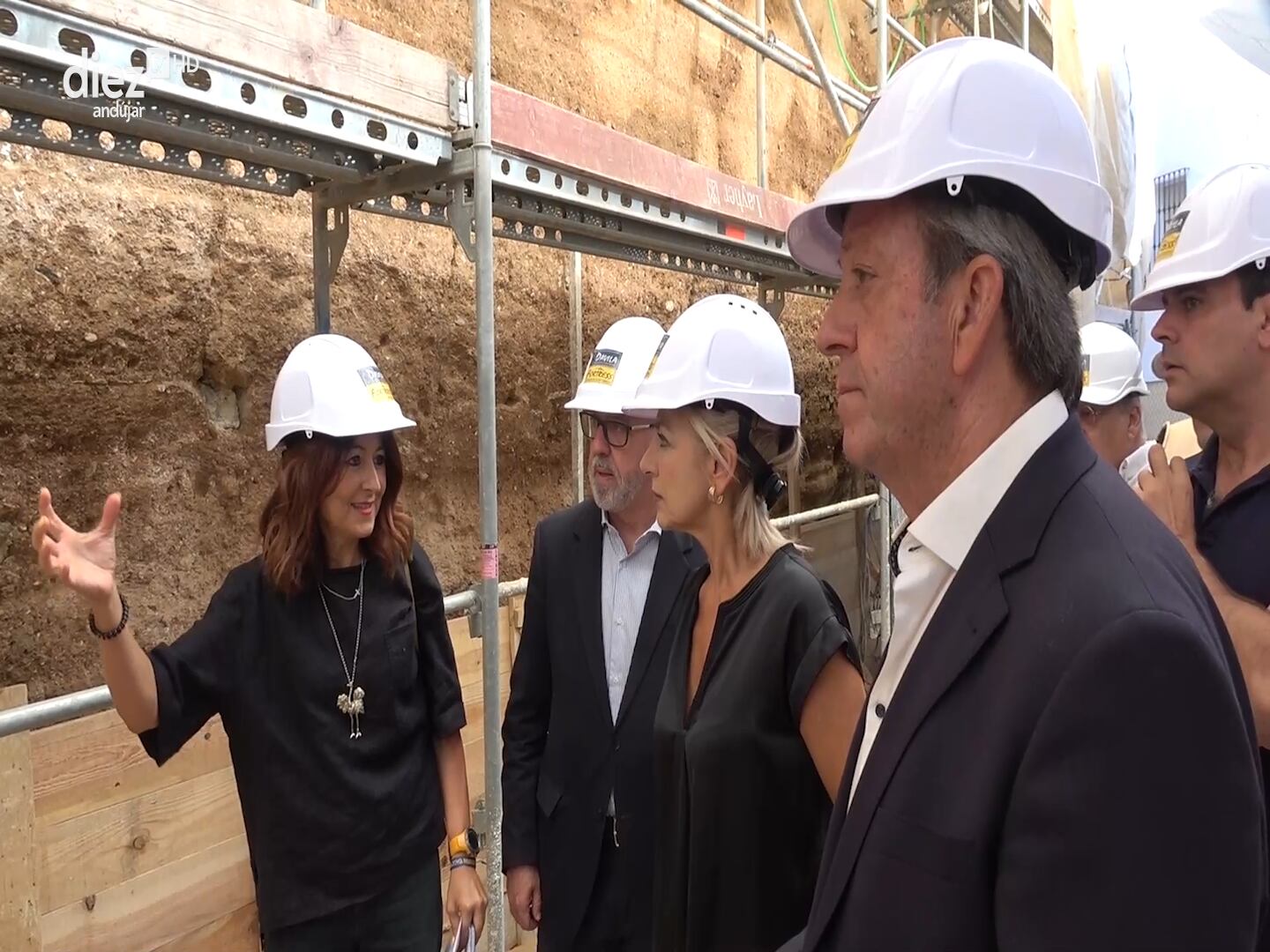 La consejera de Cultura visita las obras de la muralla de Andújar