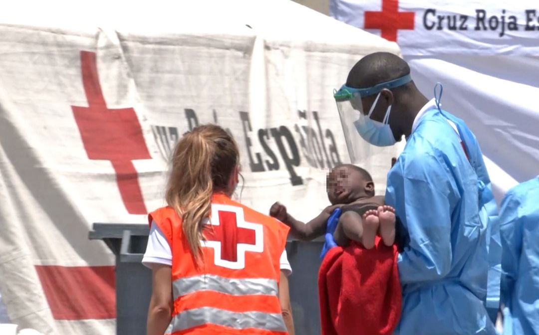 Salvamento Marítimo rescata a los 45 ocupantes de una patera a la deriva a unas 38 millas al sur de Gran Canaria, a 20 de junio de 2021, en Gran Canaria (España). Salvamento Marítimo rescató a los 45 ocupantes, entre ellos 13 varones, 24 mujeres y 8 niños