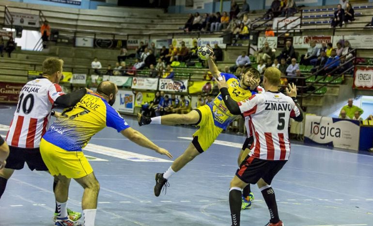 Petter Solenta se perderá en partido por una lesión en su rodilla.