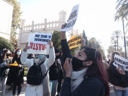 Manifestantes al grito de "Armengol dimisión".