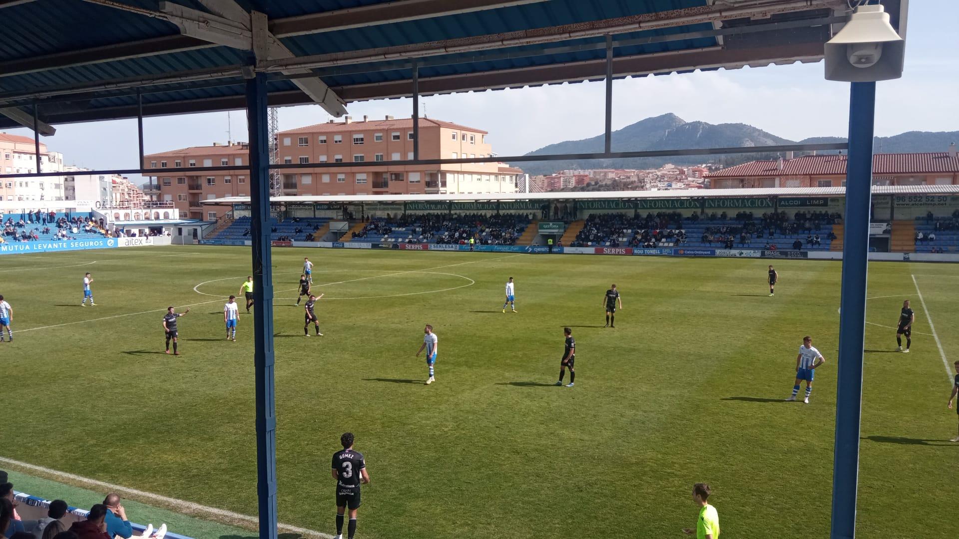 Instante del choque en El Collao entre el CD Alcoyano y la Real Sociedad &quot;B&quot;