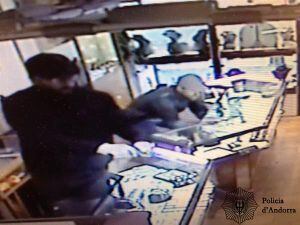 Imatge dels dos assaltants captada per les càmeres de seguretat de la joieria
