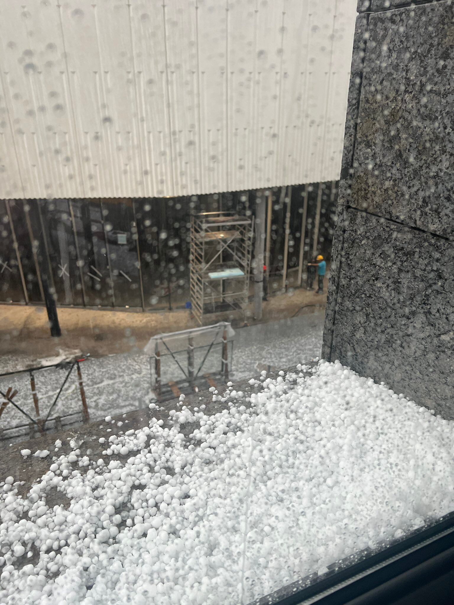 Pedregada a les valls centrals durant la forta tempesta d'aquest dilluns 23 de juny.