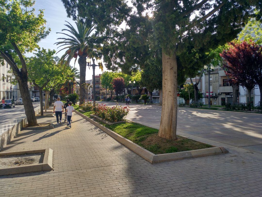 Paseo Santo-Cristo con peatones paseando tras la relajación de las medidas de confinamiento del Estado de Alarma por el Covid-19