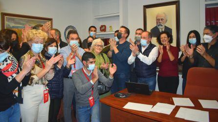 Santiago Cabañero, celebrando en su despacho la victoria