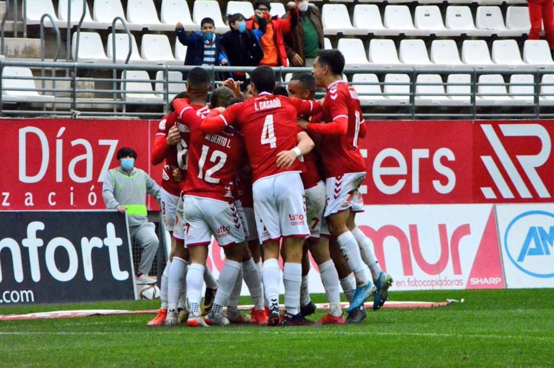 La plantilla del Real Murcia se abraza tras el gol de Alberto González