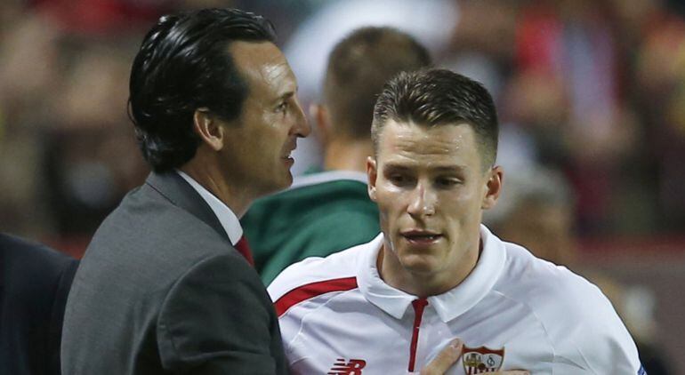 Kevin Gameiro recibe el saludo de Emery tras ser sustituido.