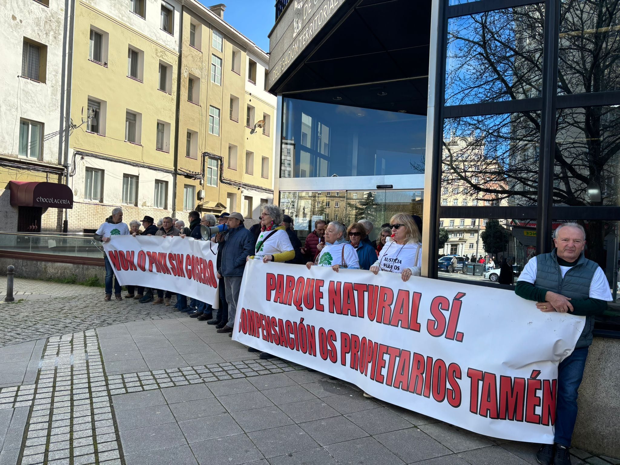 Propietarios de terrenos en el Parque Natural de As Fragas do Eume, este jueves ante la sede en Ferrol de la Xunta de Galicia (foto: Cadena SER)