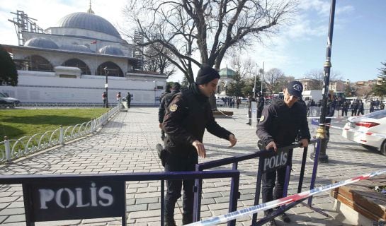 La policía acordona la zona de la explosión en las inmediaciones de la Mezquita Azul de Estambul.