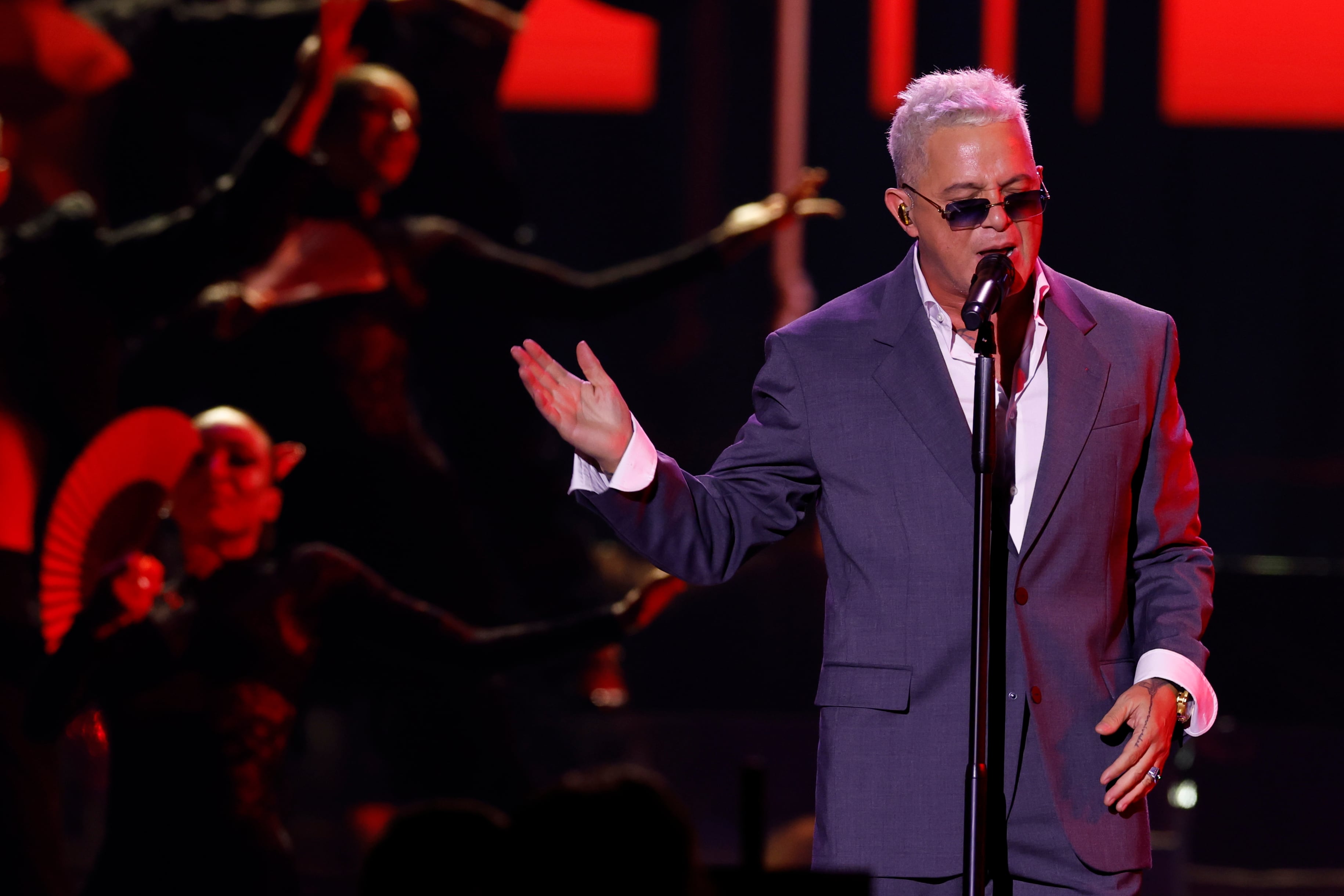 El cantante español Alejandro Sanz durante su actuación en la gala anual de los Latin Grammy, celebrada este jueves en Sevilla. EFE/Julio Muñoz