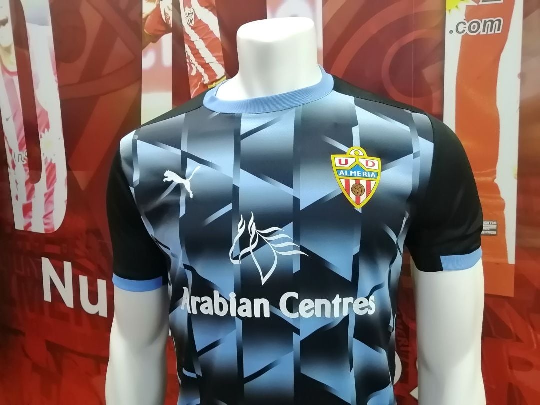 La nueva segunda equipación del Almería tiene una gran aceptación.