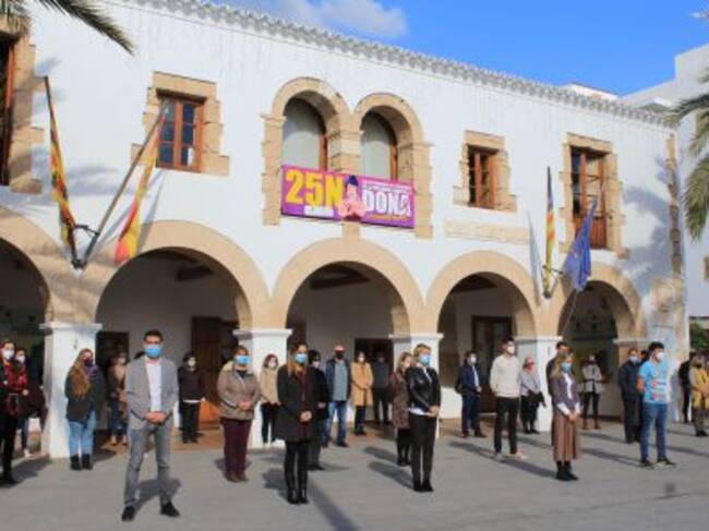 Minuto de silencio en el Ayuntamiento de Santa Eulària