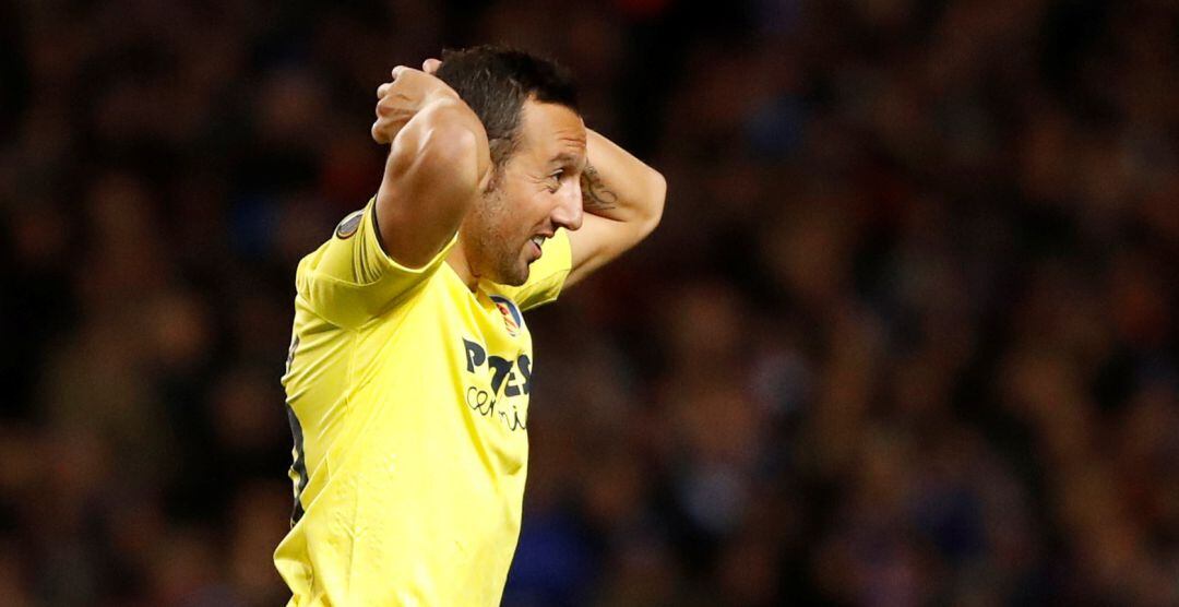 Cazorla se lleva las manos a la cabeza durante el partido